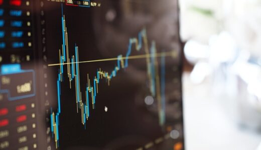 過去最高益で話題のユニクロの1年前に株を買っていたらいくら儲けたのか？